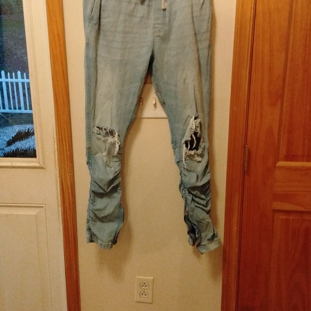 DIVIDED Brand MEN'S SIZE 30 JOGGER JEANS With Zippers on ankles